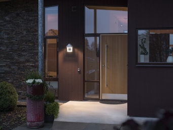 Außenbeleuchtung im Herbst und Winter